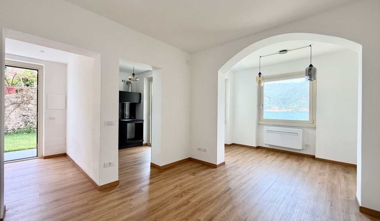 Front Lake Property with Garden Lezzeno
