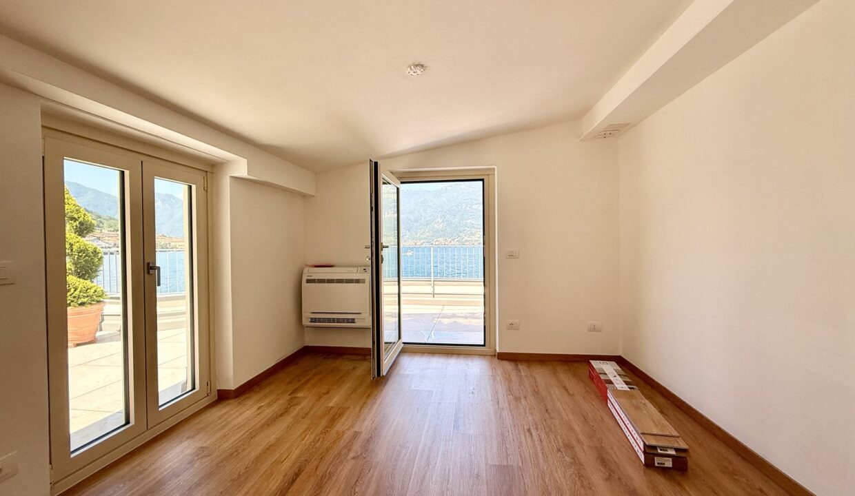 Front Lake Property with Garden Lezzeno