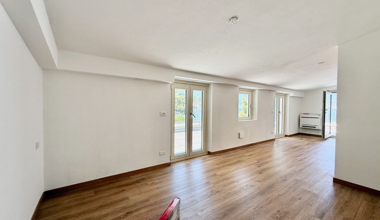 Front Lake Property with Garden Lezzeno