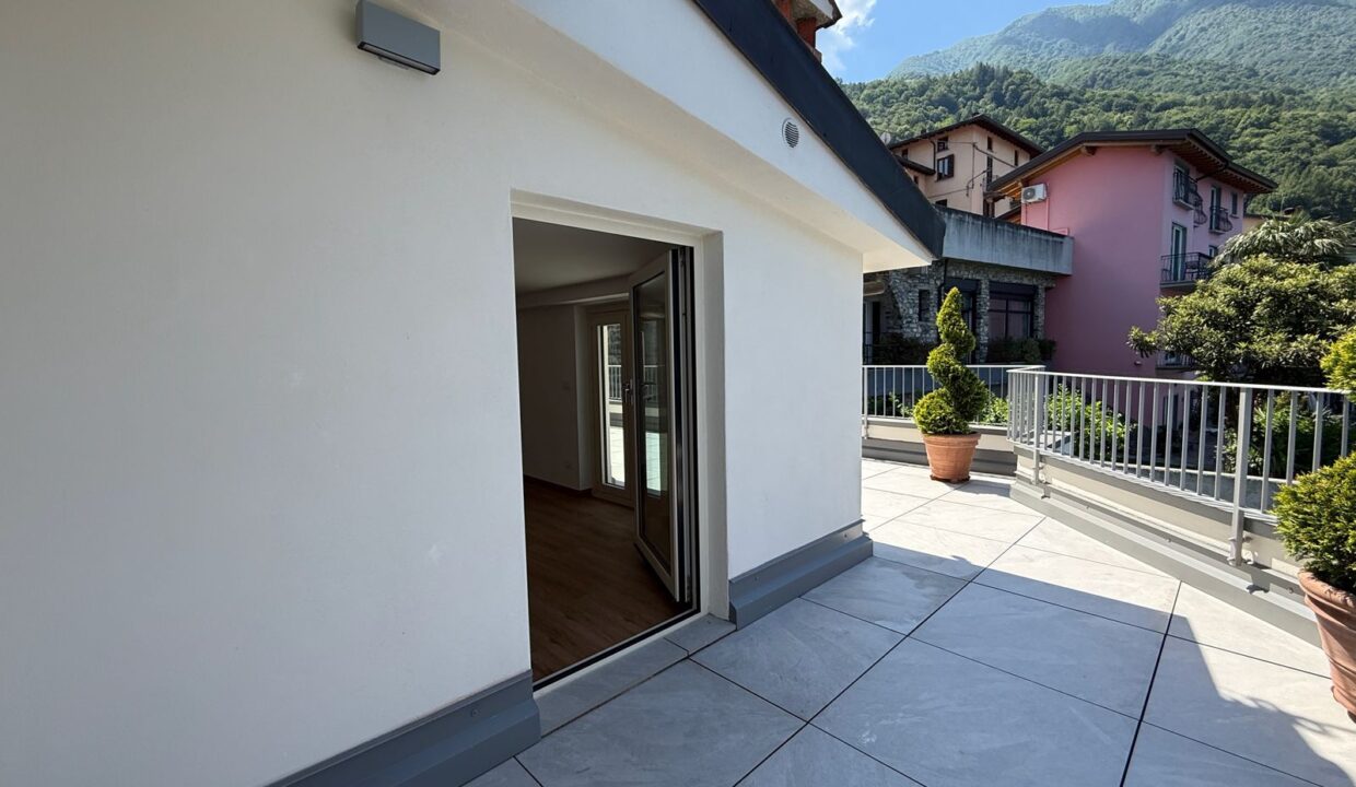 Front Lake Property with Garden Lezzeno