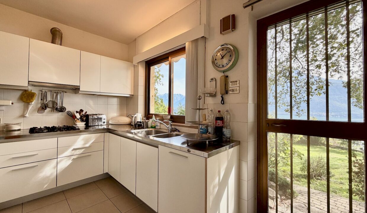 Villa with Swimming Pool, Garden and Lake View - Pianello Lario