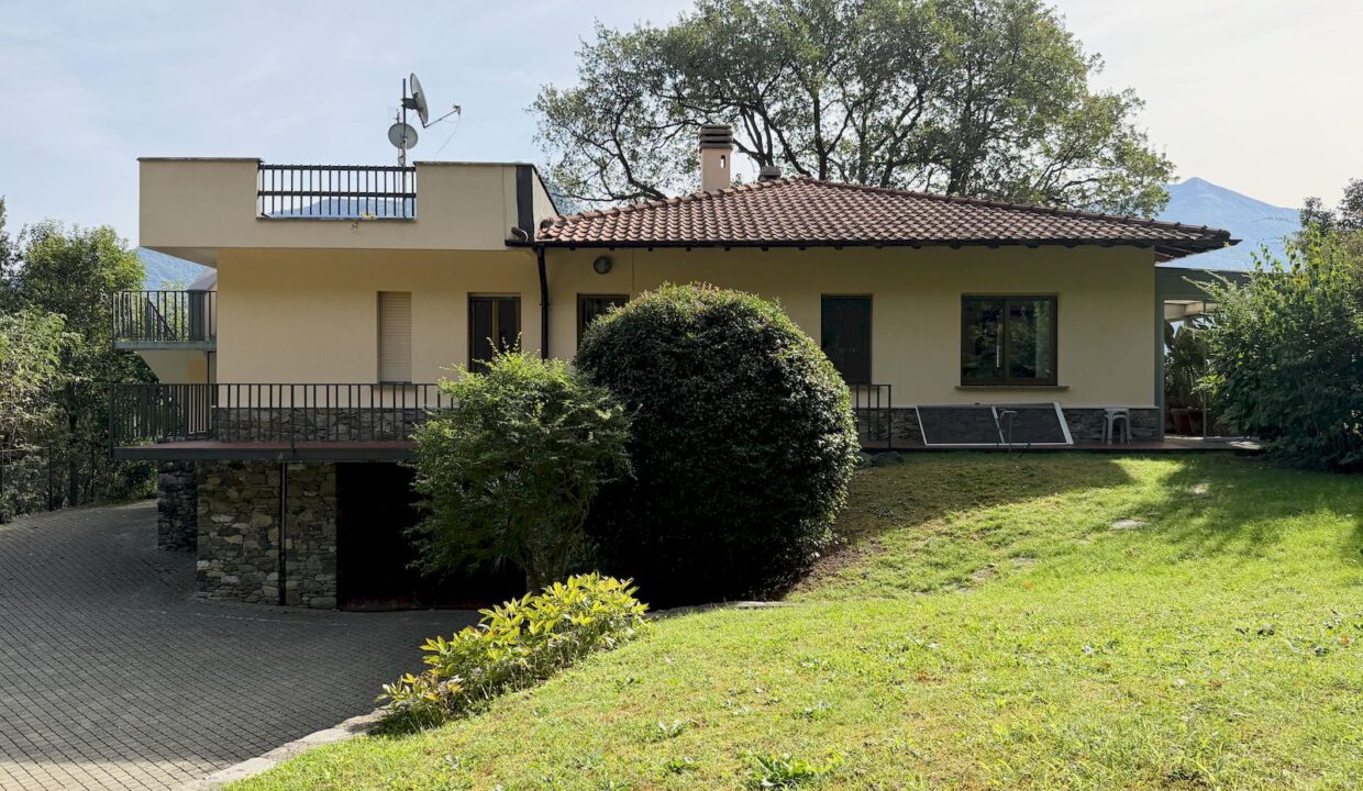 Villa with Swimming Pool, Garden and Lake View - Pianello Lario