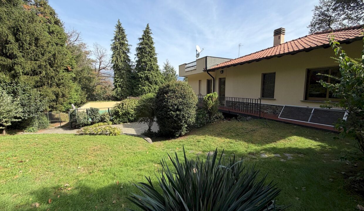Villa with Swimming Pool, Garden and Lake View - Pianello Lario