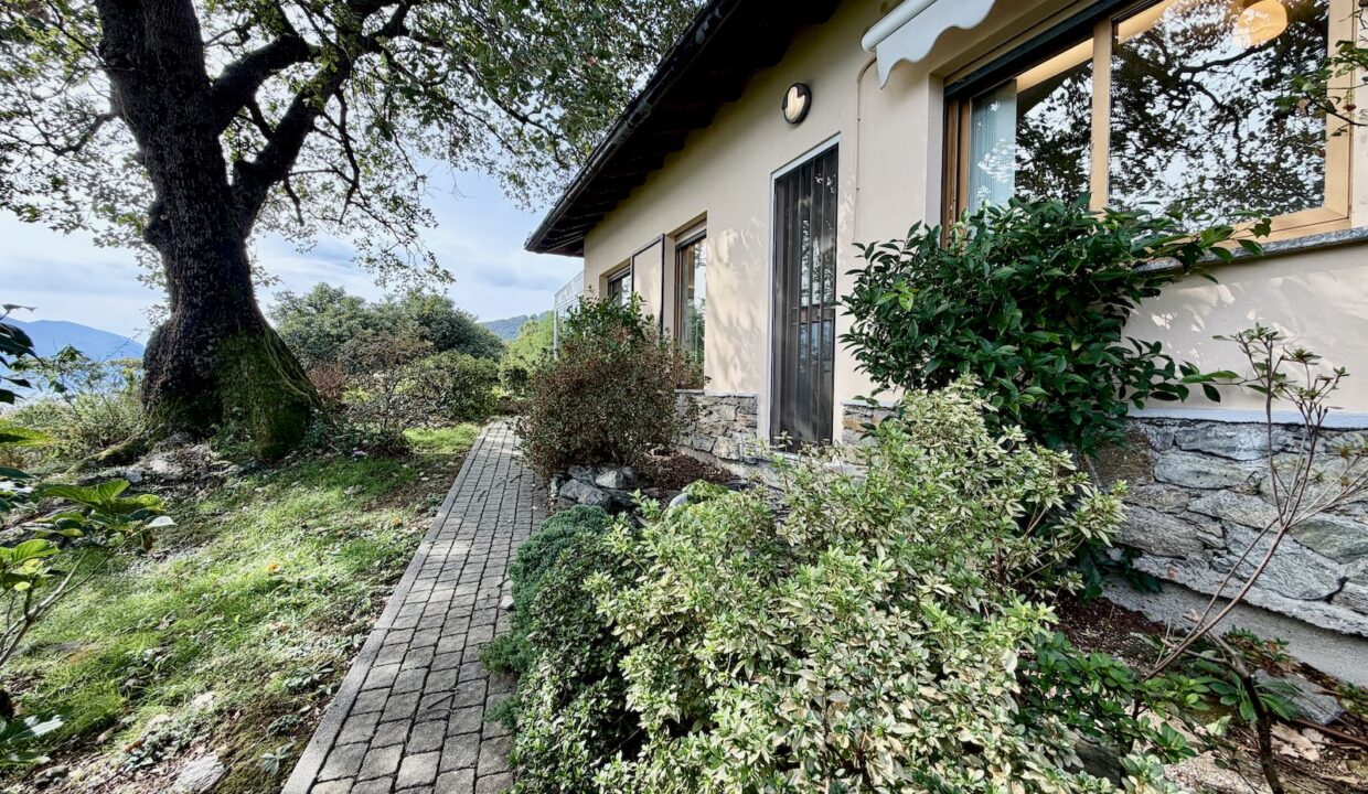 Villa with Swimming Pool, Garden and Lake View - Pianello Lario
