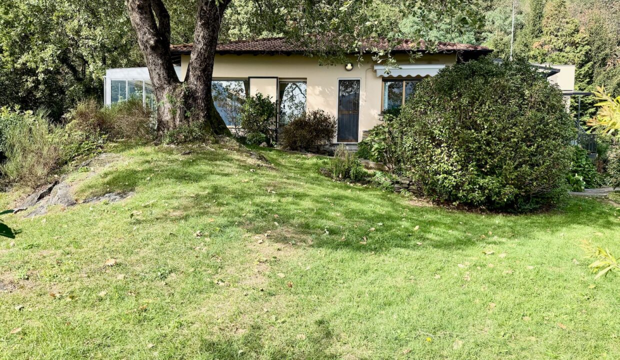 Villa with Swimming Pool, Garden and Lake View - Pianello Lario