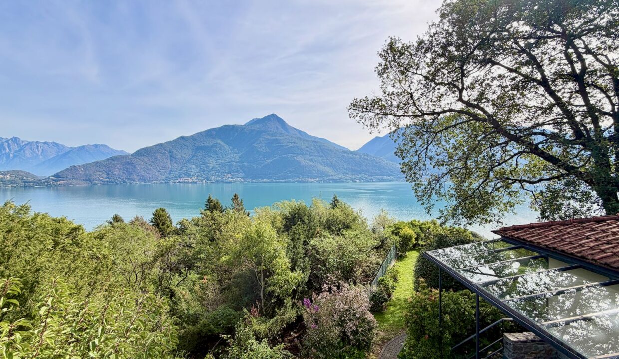 Villa with Swimming Pool, Garden and Lake View - Pianello Lario